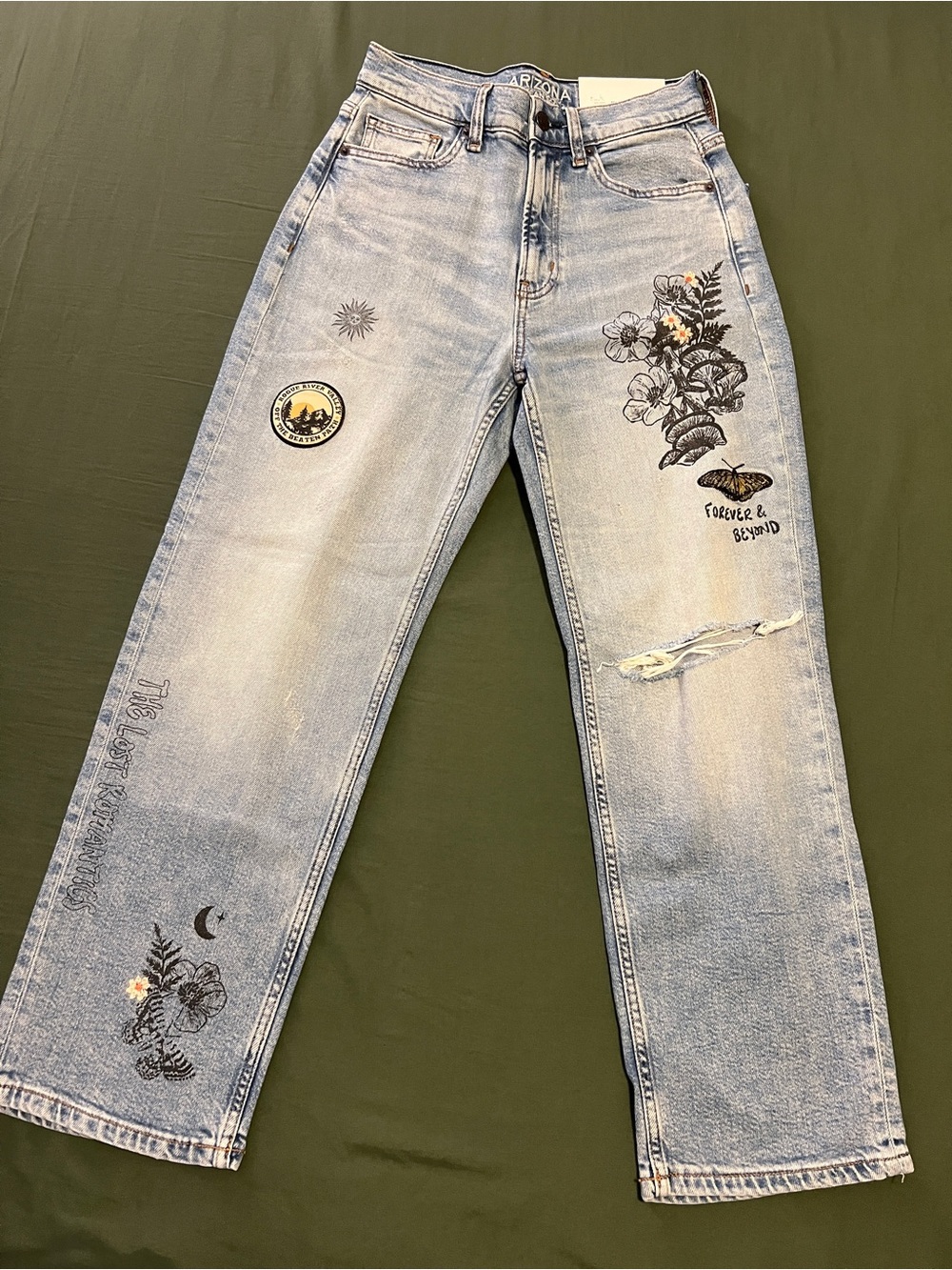 Light Wash Embroidered Straight Leg Jeans Size 2